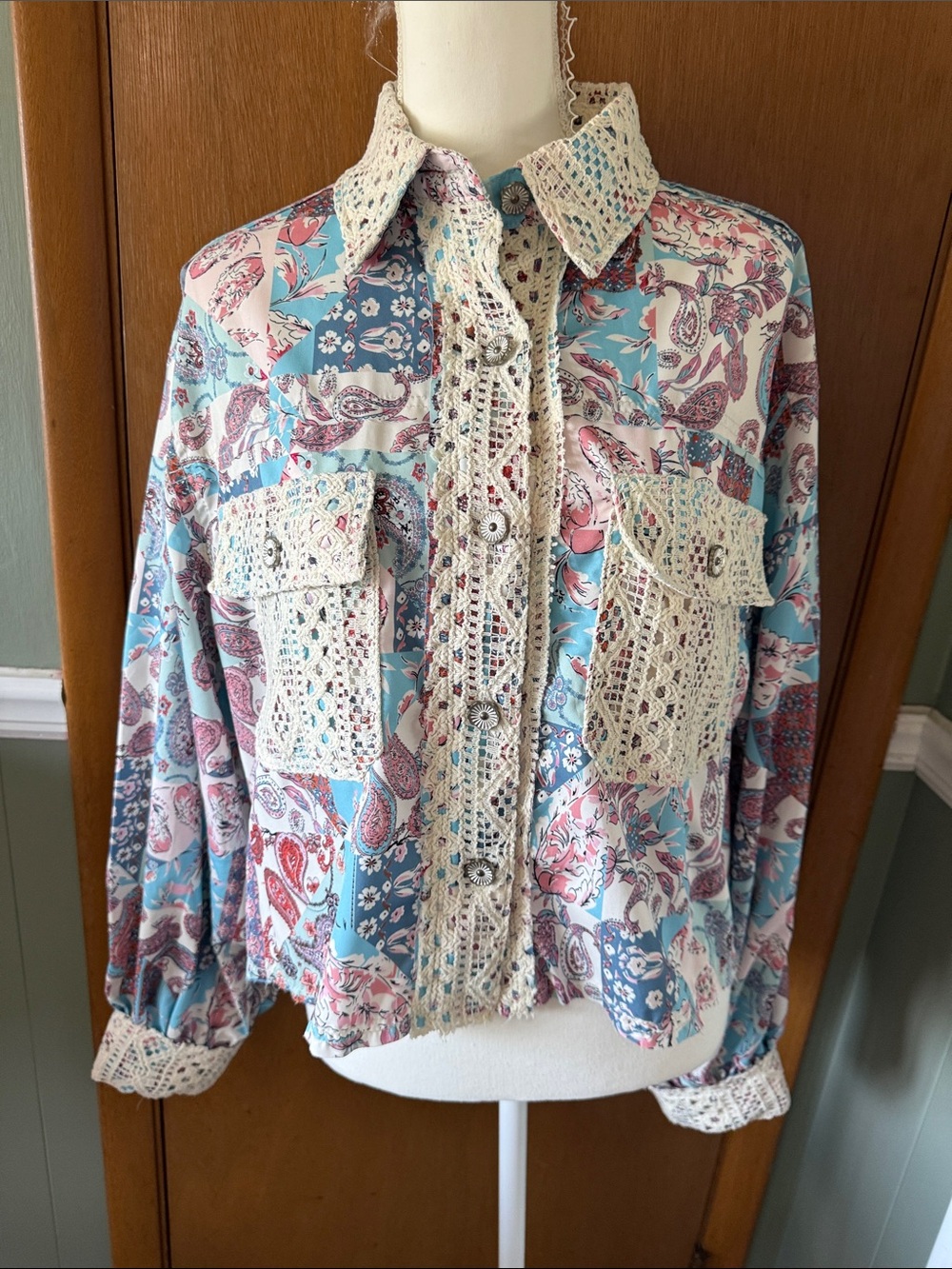 POL Crochet-Trim Floral Patchwork Button-Front top in Blue & Pink Size M